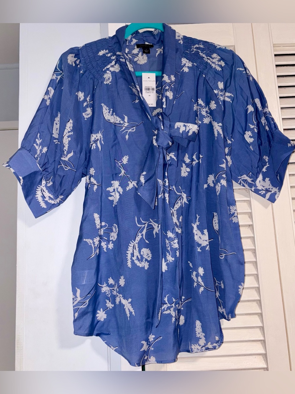 Ann Taylor Women's Blue & whiteFloral Tie-Neck Blouse with Puff Sleeves, M, NWT